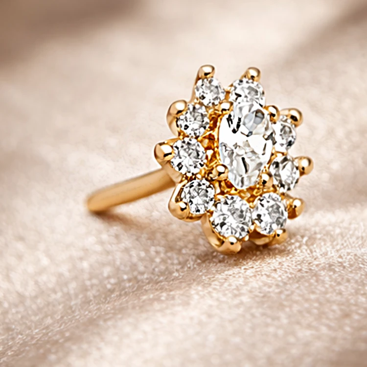 Złoty kolczyk sztyft z owalną cyrkonią otoczoną drobnymi cyrkoniami – zbliżenie