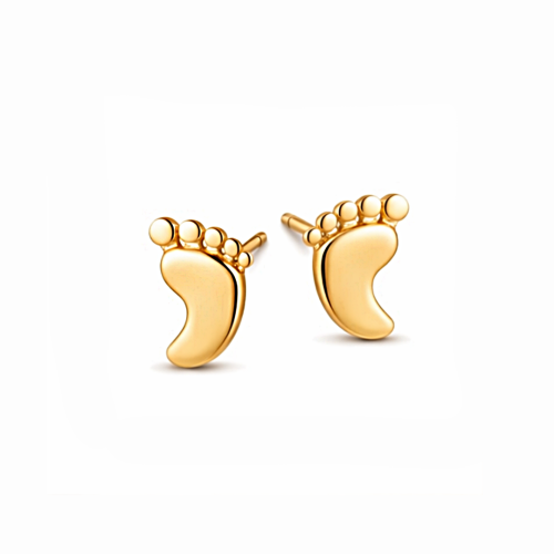 Złote kolczyki sztyfty w kształcie dziecięcych stópek na jasnym tle