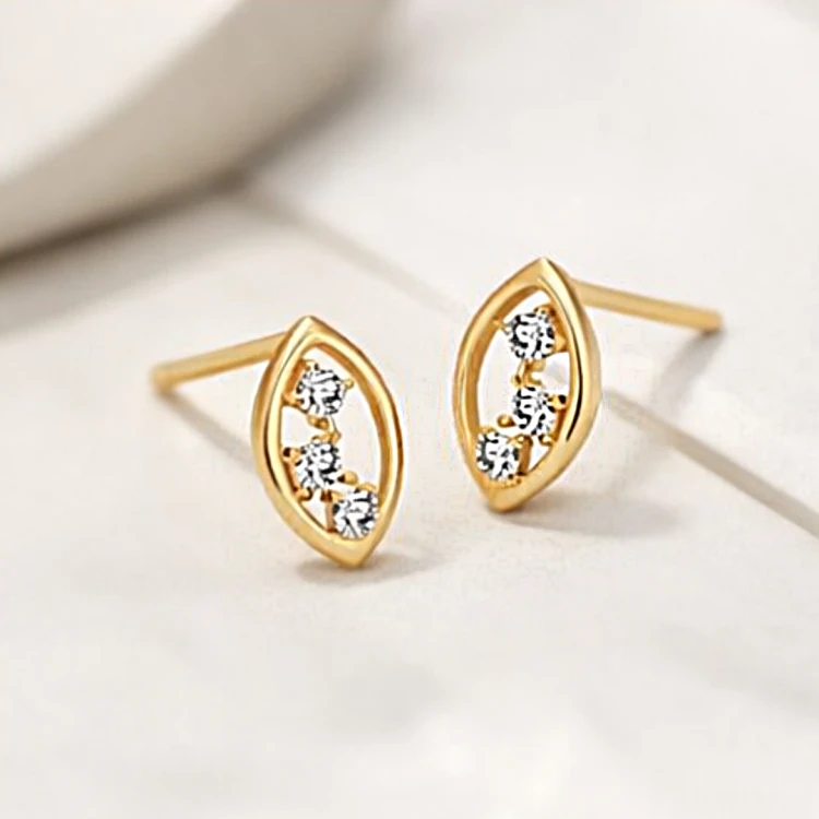 Złote kolczyki sztyfty z cyrkoniami w ażurowej oprawie markizy