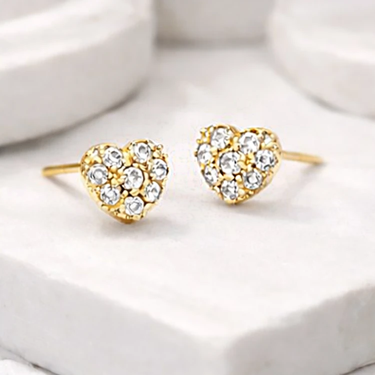 Złote kolczyki sztyfty w kształcie serca z cyrkoniami