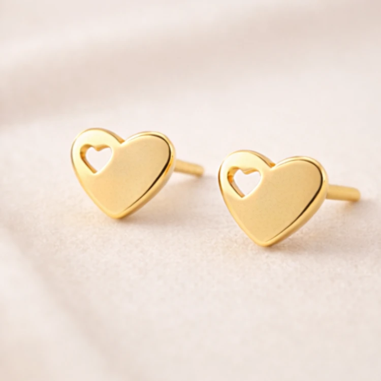 Para złotych kolczyków serc z wyciętym serduszkiem