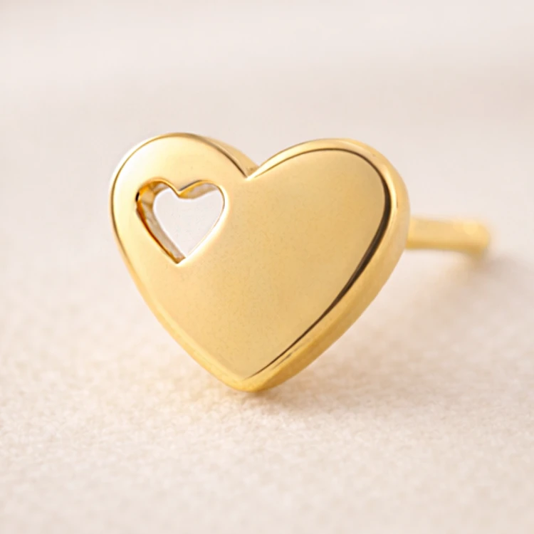 Złoty kolczyk serce z wyciętym serduszkiem