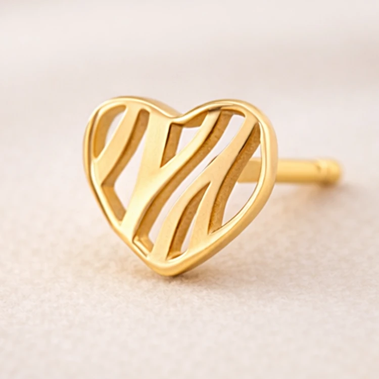 Złoty kolczyk serce ażurowe we wzór fal