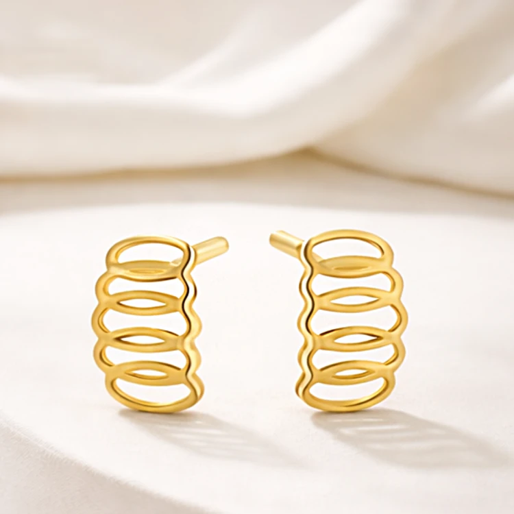 Para złotych kolczyków ażurowych z pionowym wzorem