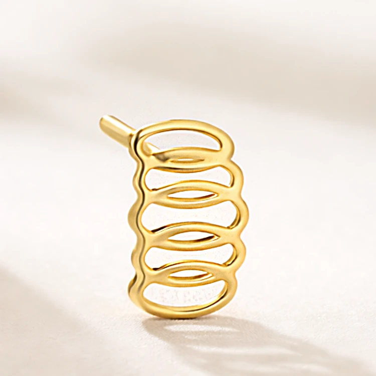 Złoty kolczyk ażurowy z owalnymi liniami