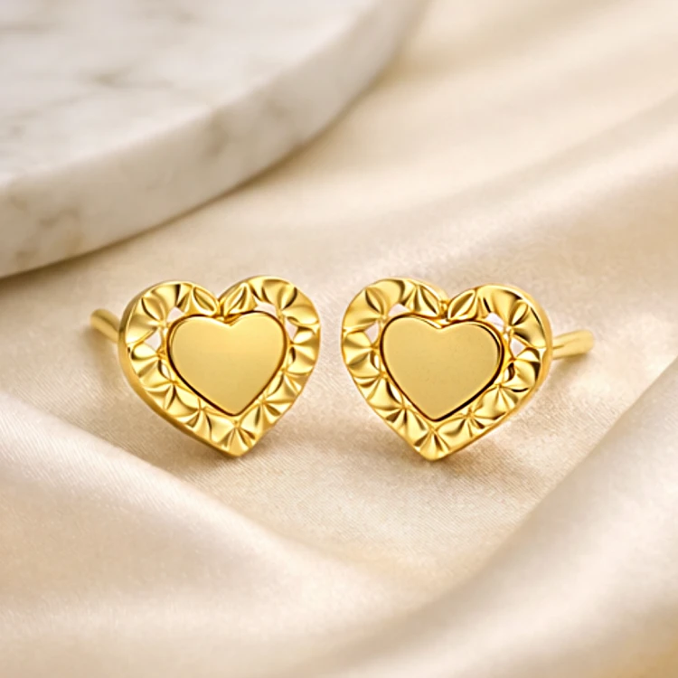 Para złotych kolczyków serc z dekoracyjnym wzorem
