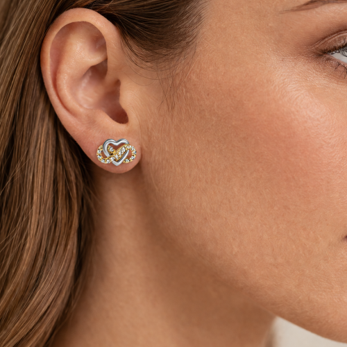 Dwukolorowy kolczyk serce z nieskończonością i cyrkoniami na uchu