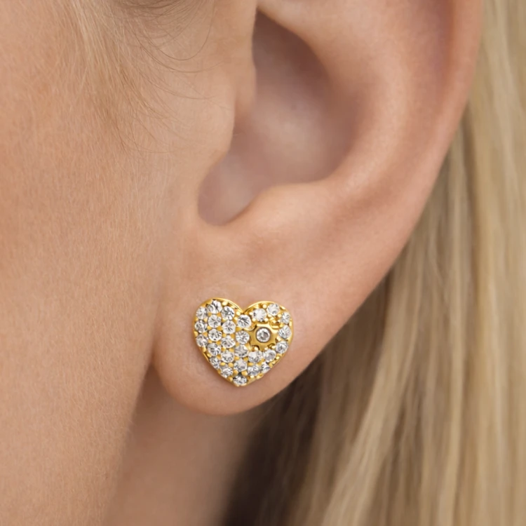 Złoty kolczyk serce z cyrkoniami na uchu