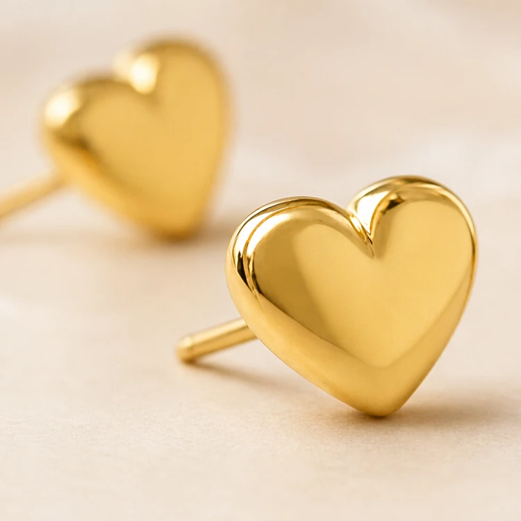 Złoty kolczyk serce o gładkiej błyszczącej powierzchni
