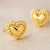 Złoty kolczyk serce z kulkowym zdobieniem na obrzeżu
