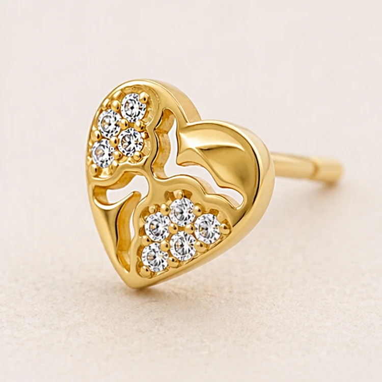 Złoty kolczyk serce z ażurowym zdobieniem i cyrkoniami