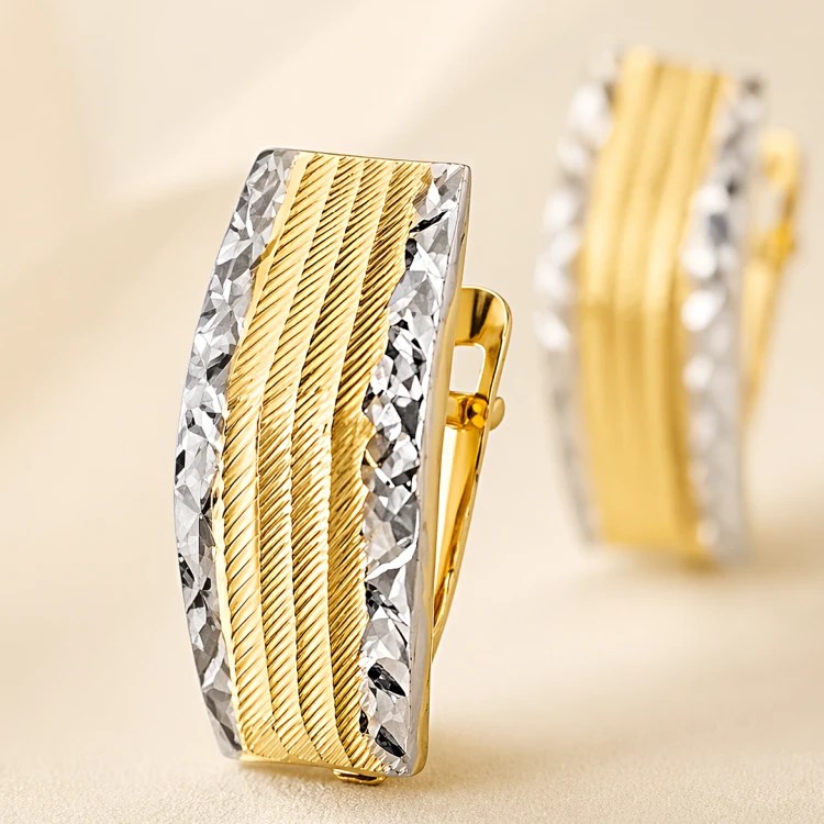 Dwukolorowy kolczyk z diamentowanym wzorem