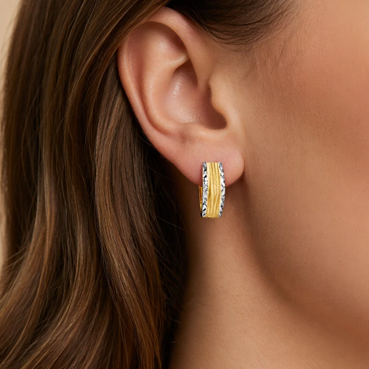 Dwukolorowy kolczyk o geometrycznym wzorze na uchu