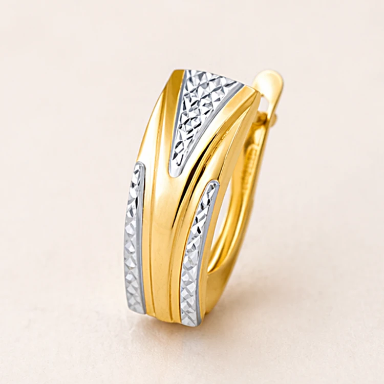 Dwukolorowy kolczyk z falistym wzorem i diamentowaniem