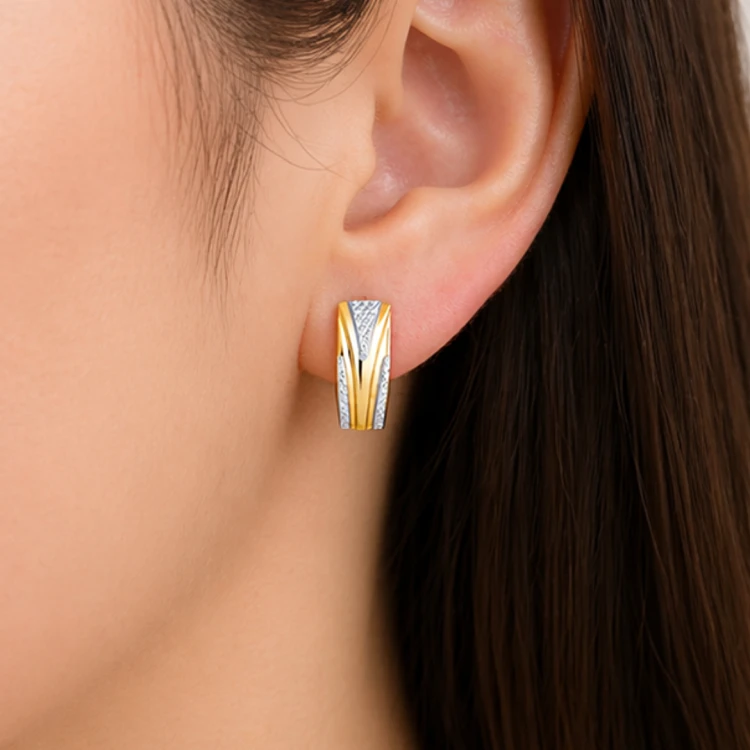 Dwukolorowy kolczyk z diamentowanym wzorem na uchu