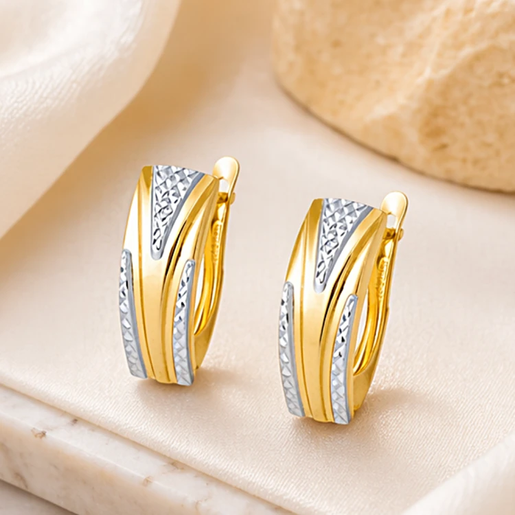 Para dwukolorowych kolczyków z diamentowanym wykończeniem