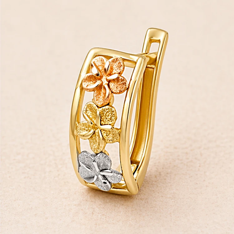 Trójkolorowy kolczyk z kwiatowym wzorem