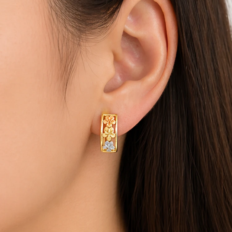 Trójkolorowy kolczyk z motywem kwiatów na uchu