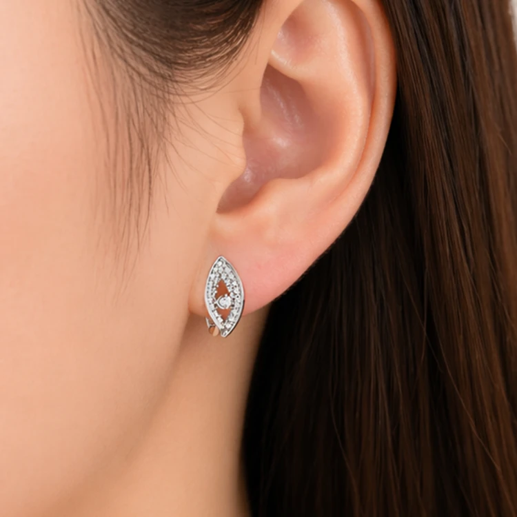 Srebrny kolczyk z cyrkoniami w kształcie markizy na uchu
