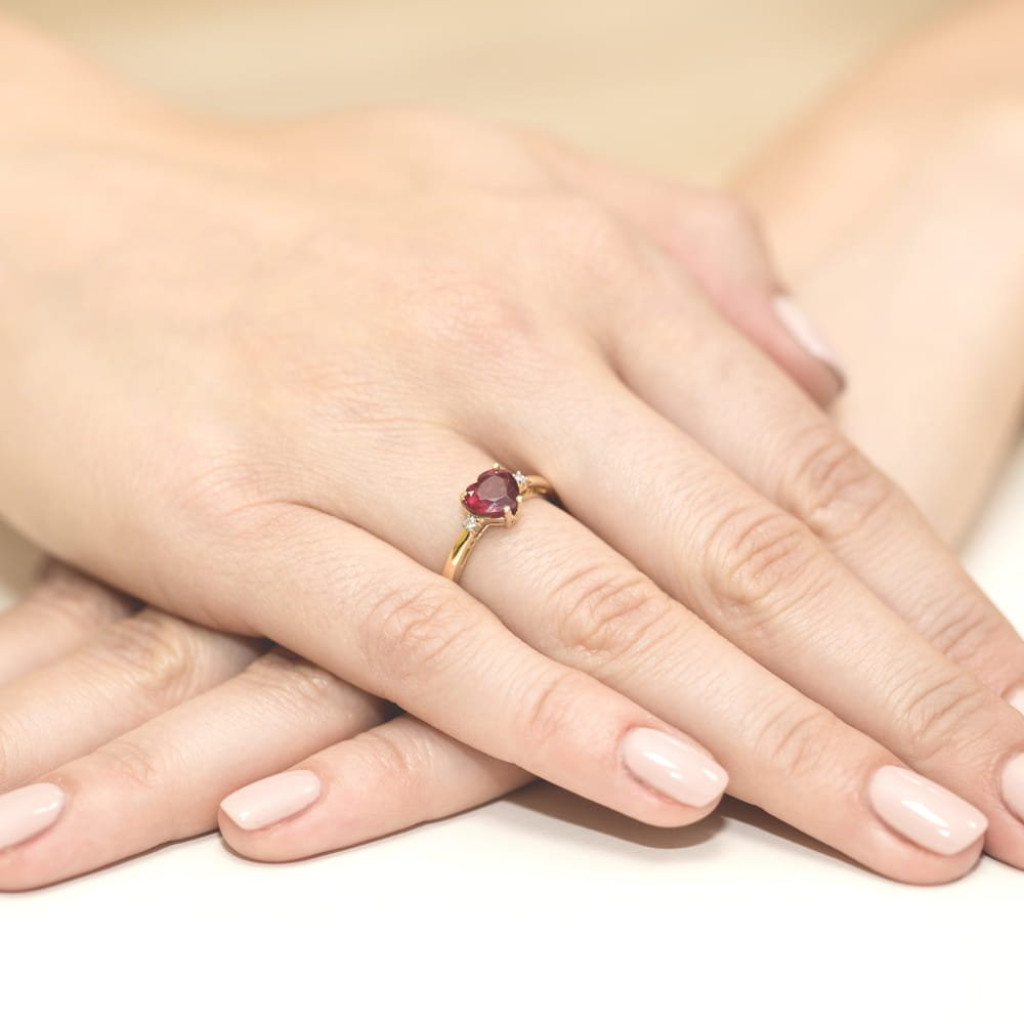 Złoty pierścionek zaręczynowy rubin 1,70 ct diamenty