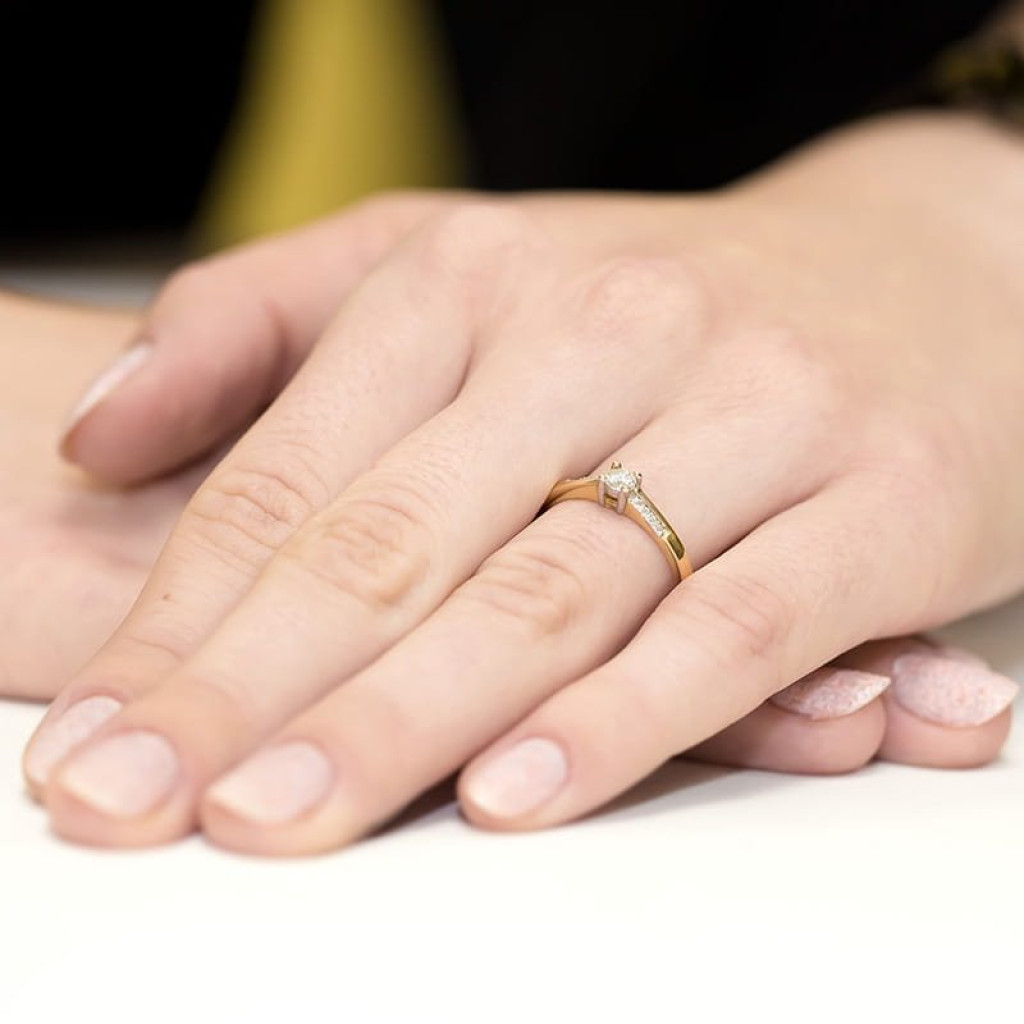 Zloty pierścionek zaręczynowy z brylantami 0,15ct żółte złoto